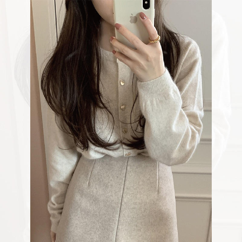 Pulloverjacke im weichen Wachsstil mit Liebesknöpfen für Damen, Herbststil, schmaler Rundhalsausschnitt, kurzer Stil, gestricktes Langarmoberteil innen_voghion.com