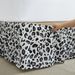 Schwarz-grauer Bettrock mit Leopardenmuster, einteilig, elastisch, plissiert, Bettschürze, Hotelleinen, Nachttischrock_voghion.com