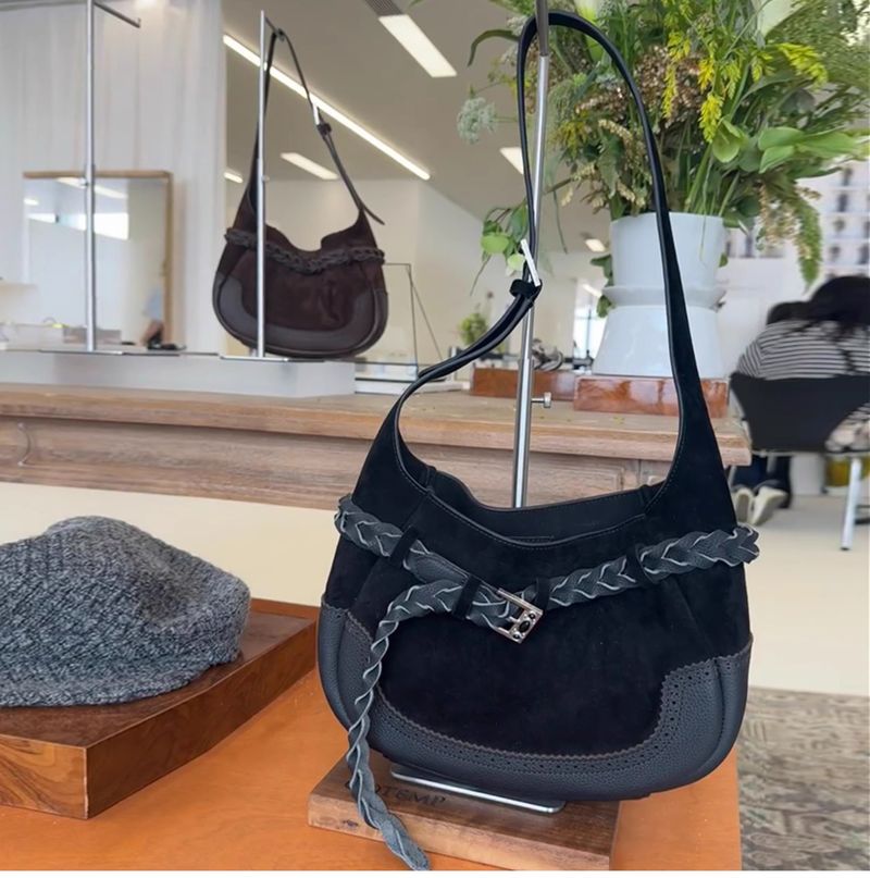 Sac à bandoulière tressé en daim rouge mat avec boucle en filet au design de niche_voghion.com