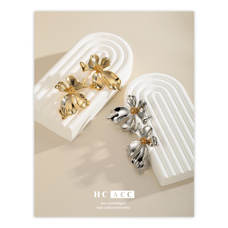 Orecchini esagerati retrò in metallo con petali di fiori, celebrità di Internet, senso di fascia alta dello stesso stile, orecchini di lusso leggeri di fascia alta per le donne_voghion.com