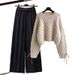 Completo da donna con maglione lavorato a maglia e pantaloni a gamba larga in taglie forti - Outfit autunnale invernale lusinghiero in colori neutri_voghion.com
