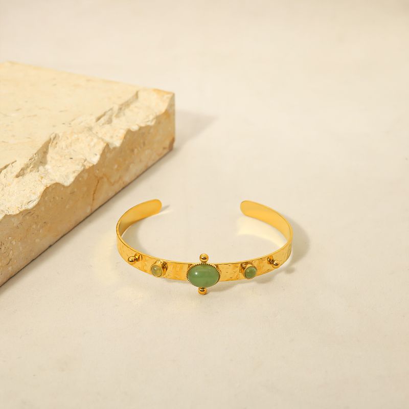 Französisches Retro-Armband aus rotem Stein, grünem Aventurin, Naturstein, offenes Titanstahlarmband, verblasst nicht, vergoldeter Nischenschmuck für Frauen_voghion.com