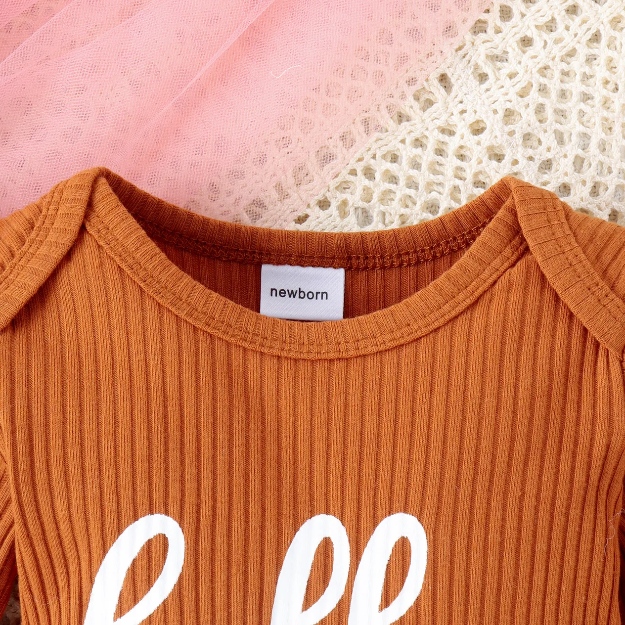 Ensemble quatre pièces pour filles, manches longues + pantalon long avec chapeau, à rayures colorées, lettres imprimées, nouvelle collection automne et hiver_voghion.com