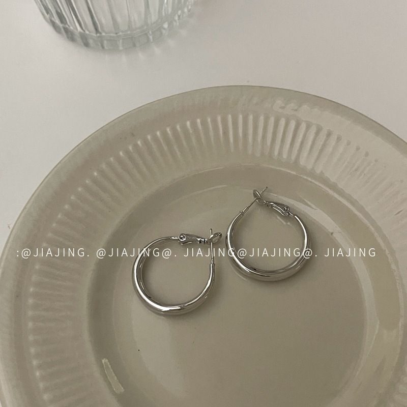 Orecchini a cerchio in stile minimalista con aghi in argento, di alta qualità, eleganti, leggeri, lussuosi, semplici da donna._voghion.com