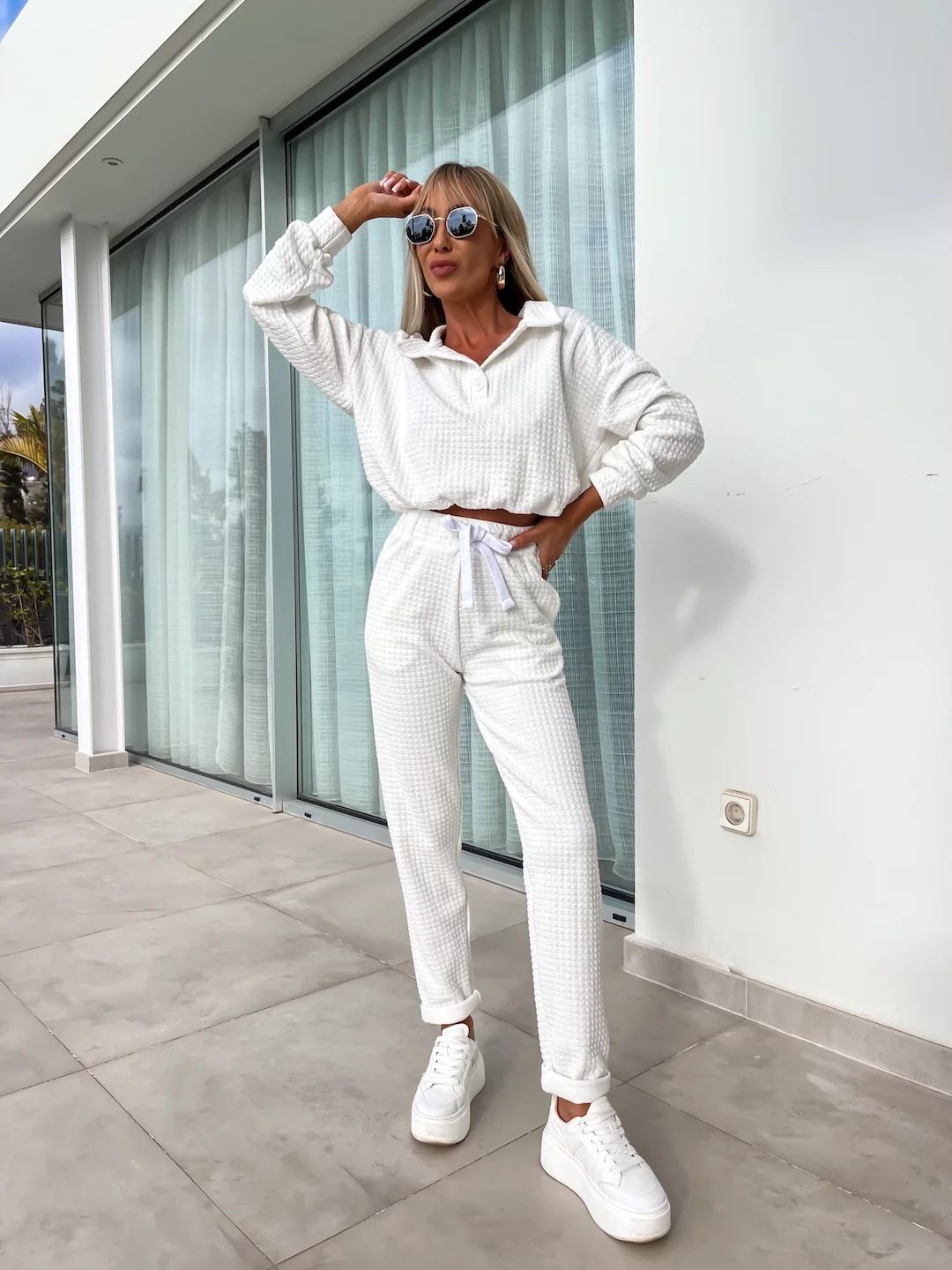 "Oversized hoodie met kangoeroezak en joggingbroek met trekkoord – Streetwear Essentials (Kaki/Wit/Marineblauw)"_voghion.com