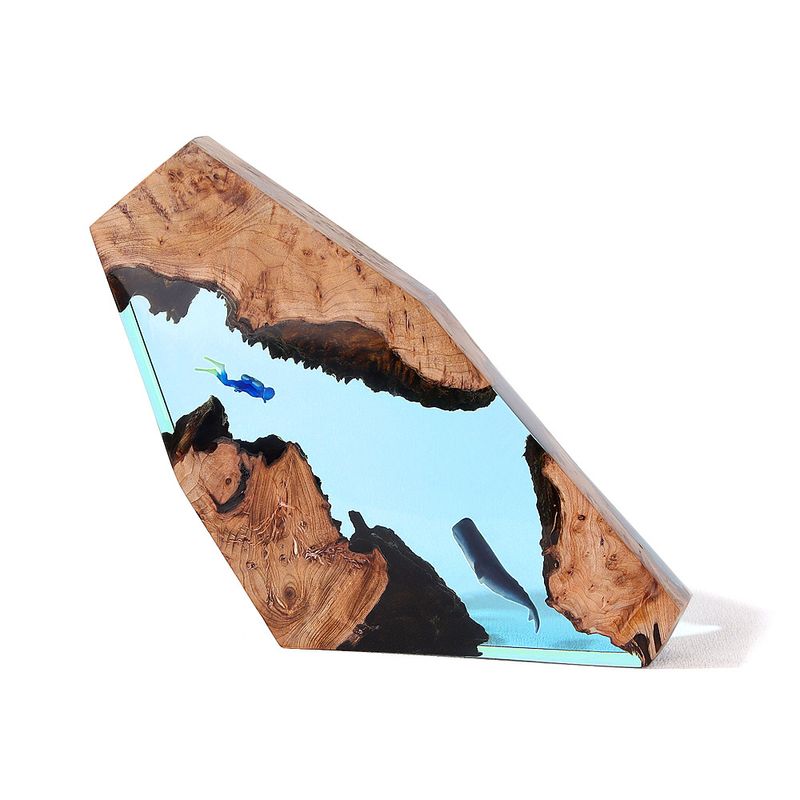 Handgemaakte grotwalvisduiker bureau-ornament van massief hout met harslamp, maritieme kunstnijverheid_voghion.com