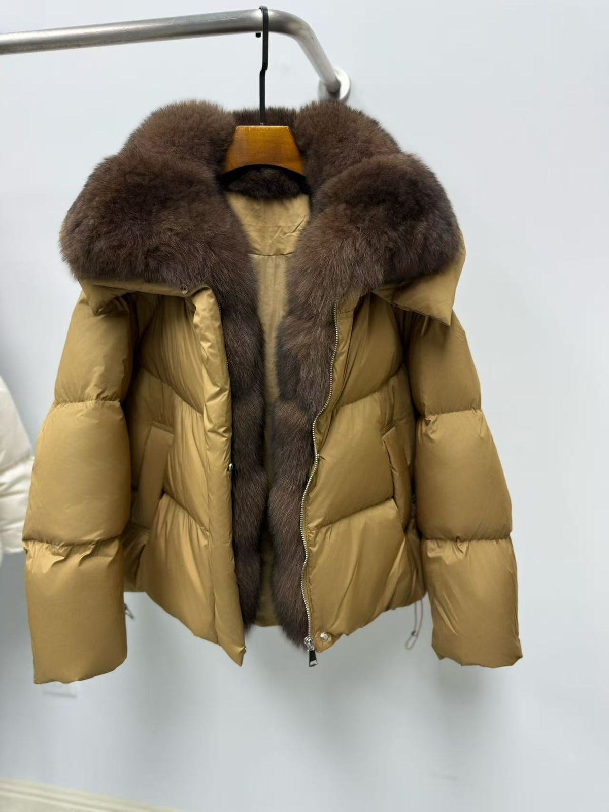 Premium damesjas met korte, gewatteerde vossenbontafwerking – oversized eendendonsjas met afneembare kraag (S-XL, pastel- en juweeltinten)_voghion.com