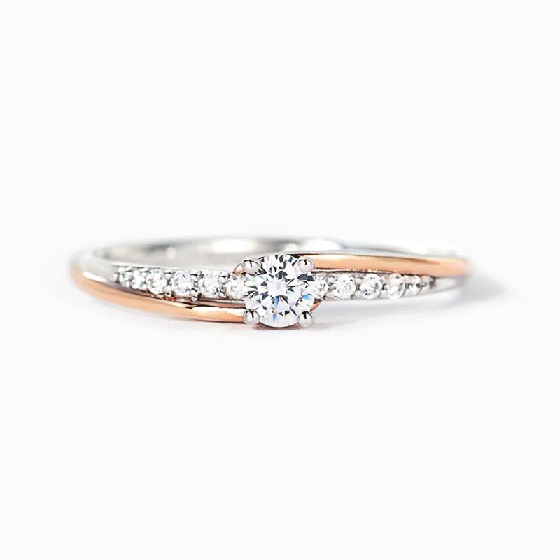 Anillo minimalista japonés de dos tonos con cola de Cao Shi y microincrustaciones geométricas, con un diseño moderno en el brazo._voghion.com