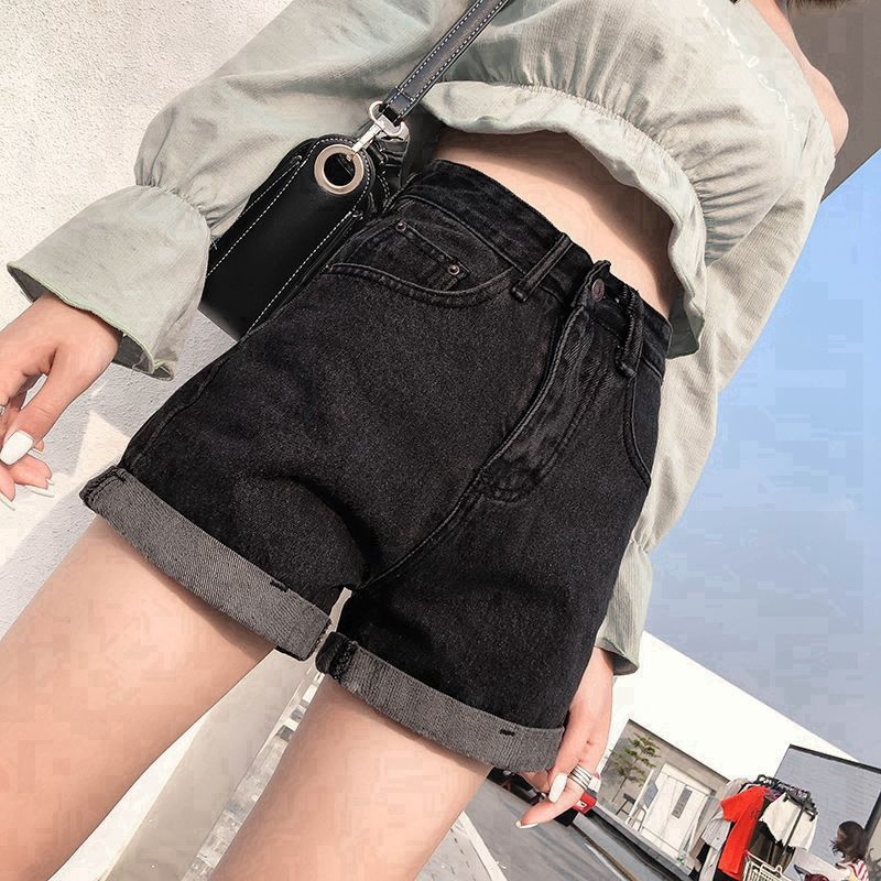 Die weißen Jeansshorts für Damen, neu 2024, mit hoher Taille, gerollten Kanten und weitem Bein sind vielseitig einsetzbar, locker und machen einen schlanken Look._voghion.com