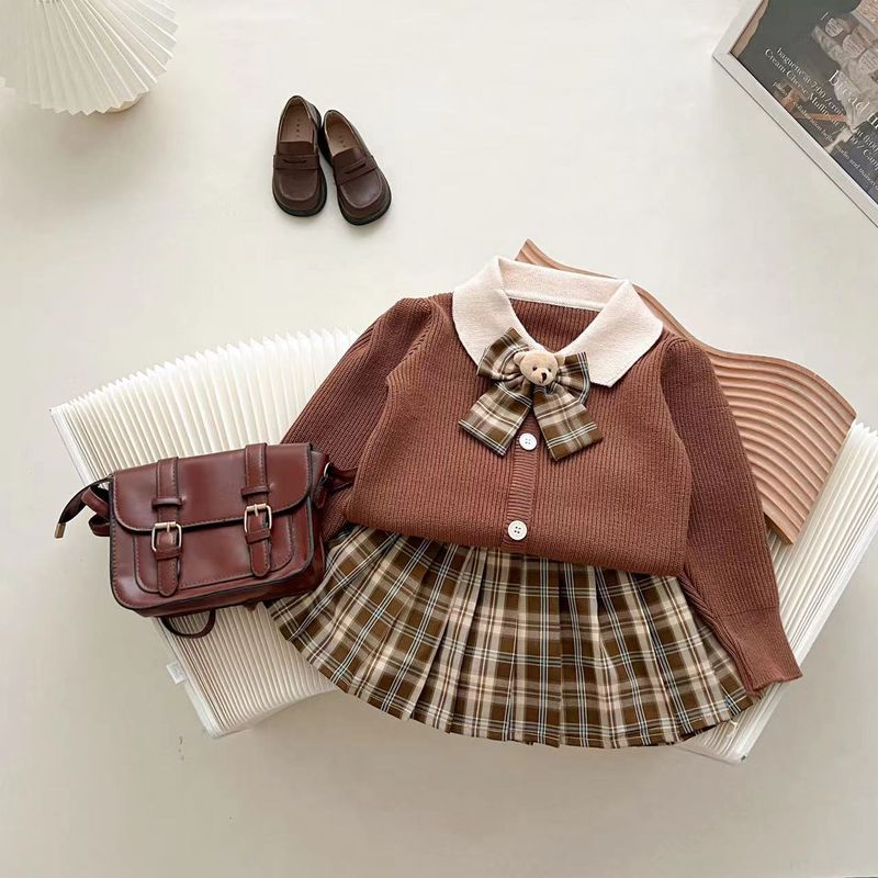 2-teiliges Set aus Strickpullover und Kleid für Mädchen, weiche Acrylmischung, lange Ärmel, Schulstil, Cartoon-Schleifen-Detail, Alter 3–8 (90–130 cm), Braun/Beige_voghion.com