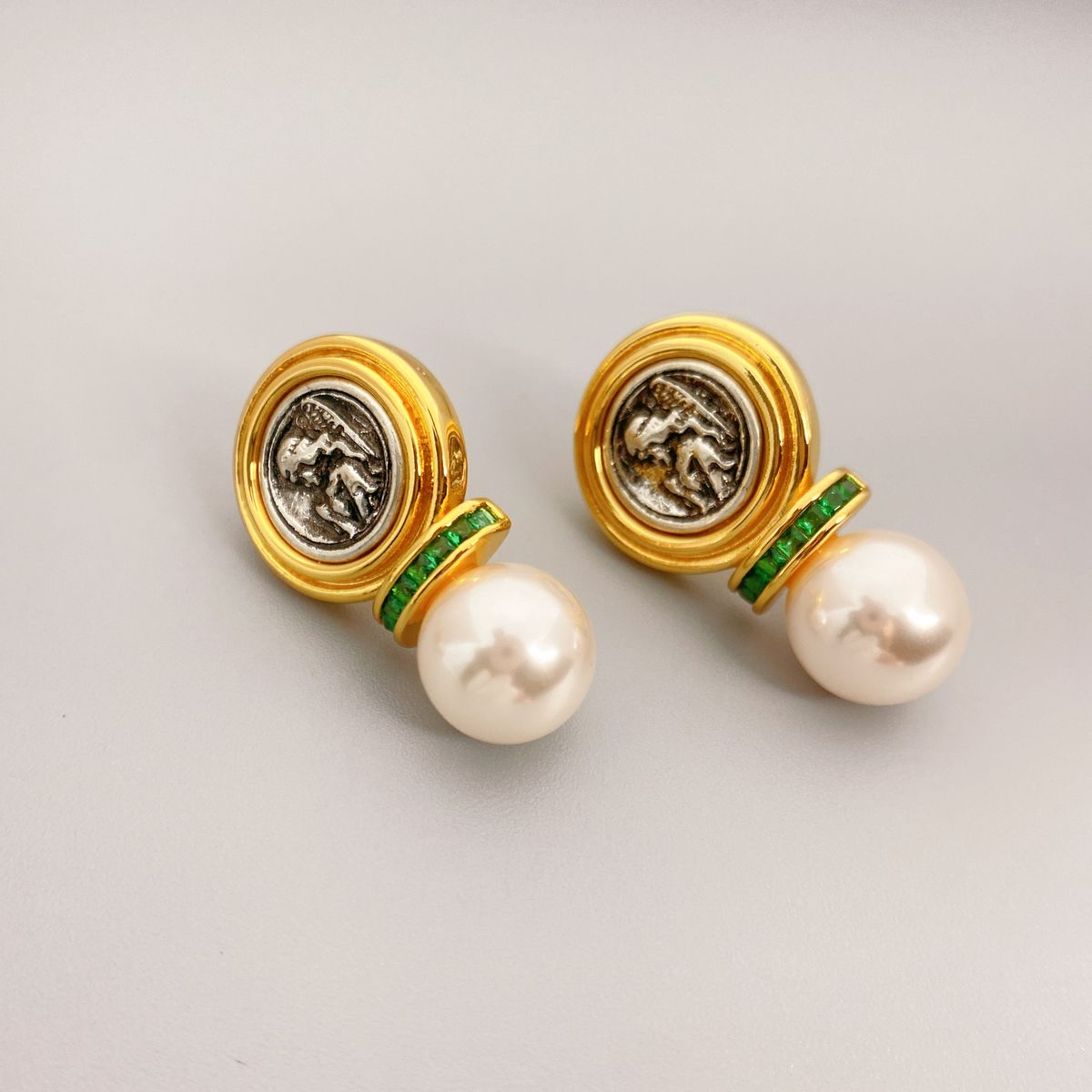 Boucles d'oreilles en relief de style niche français incrustées de perles, boucles d'oreilles de tempérament personnalisées, boucles d'oreilles haut de gamme pour femmes_voghion.com