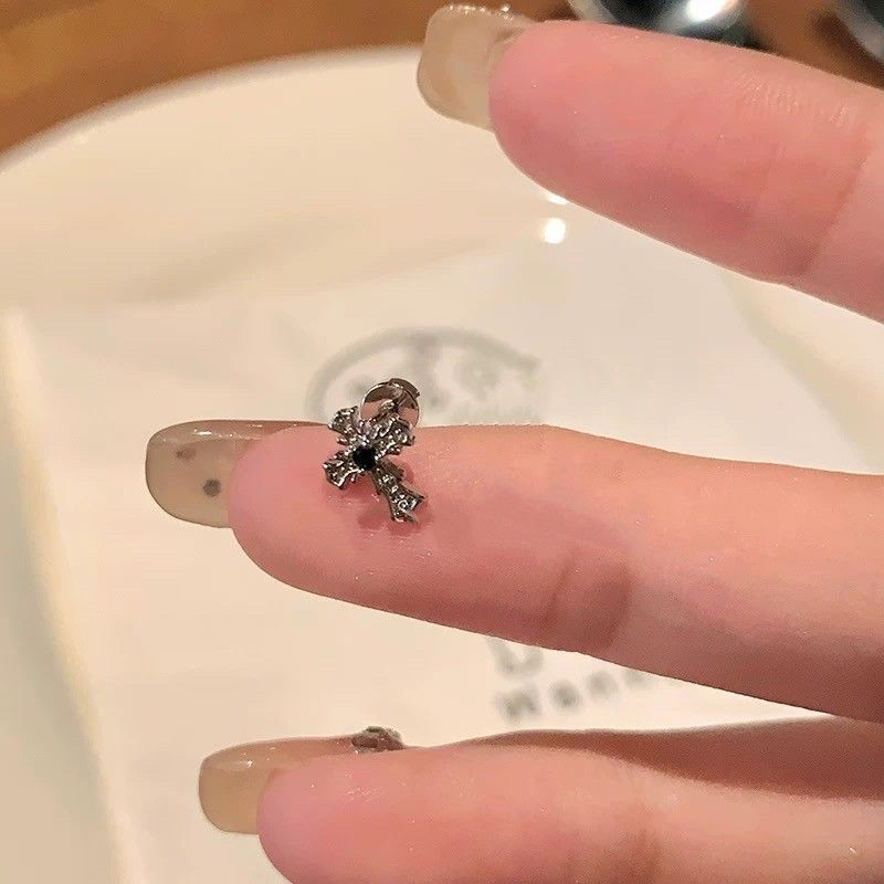 Piercing all'orecchio in acciaio al titanio, stile scuro, con osso incrociato nero, personalità dolce, cool, ragazza_voghion.com