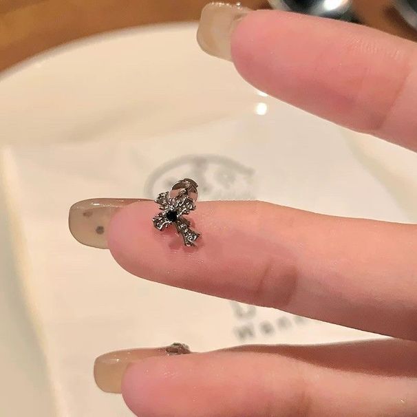 Piercing all'orecchio in acciaio al titanio, stile scuro, con osso incrociato nero, personalità dolce, cool, ragazza_voghion.com