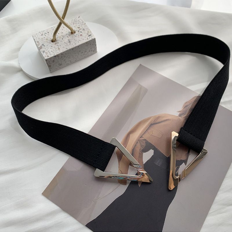 Cintura con fibbia triangolare elastica nera decorativa da donna, modello peplo, 2025_voghion.com