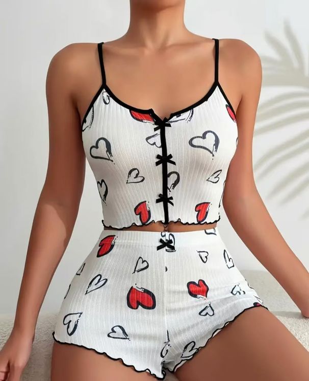 2025 Neue Produkte Herzförmiges bedrucktes Kontrastfarben-Heimkleidungs-Pyjama-Set mit Hosenträgern und Schlitz vorne_voghion.com