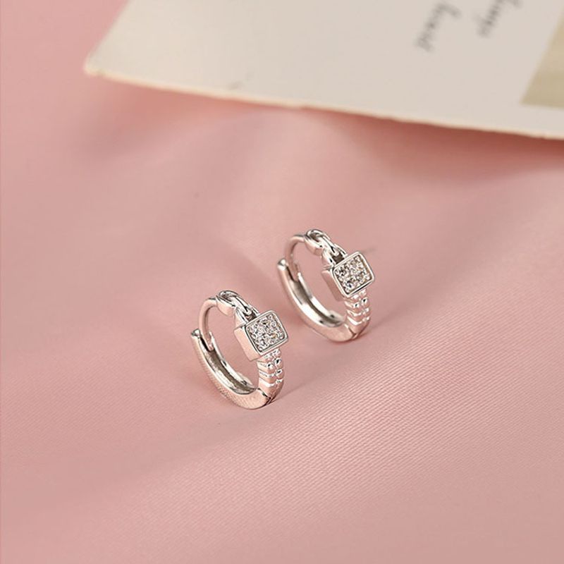 Orecchini quadrati in zircone per le donne, nuovo design alla moda con anello per unghie, semplici fibbie per orecchie micro intarsiate, orecchini, piccoli e_voghion.com