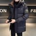Mittellange, modische Daunenjacke mit Kapuze für den Winter, warm, lockeres Farbblock-Design, großes Ärmeletikett, kältebeständige Jacke für Herren_voghion.com