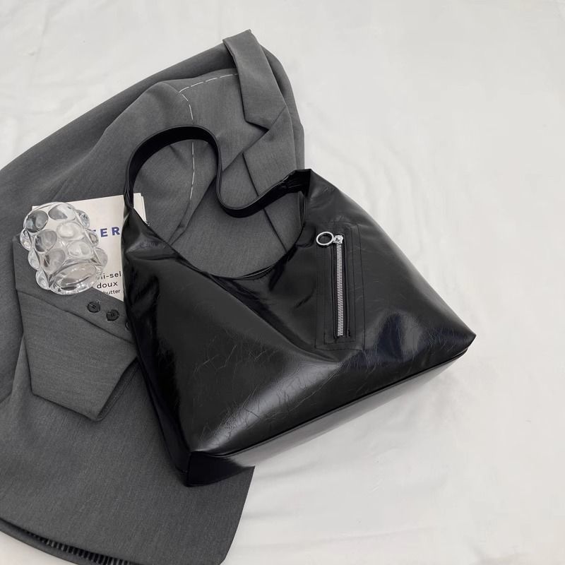 2025 Spring And Summer New Fashion Large Capacity Dumpling Leather Underarm Handbag Casual Hundred Daily Simple Commuter Personalized_voghion.com