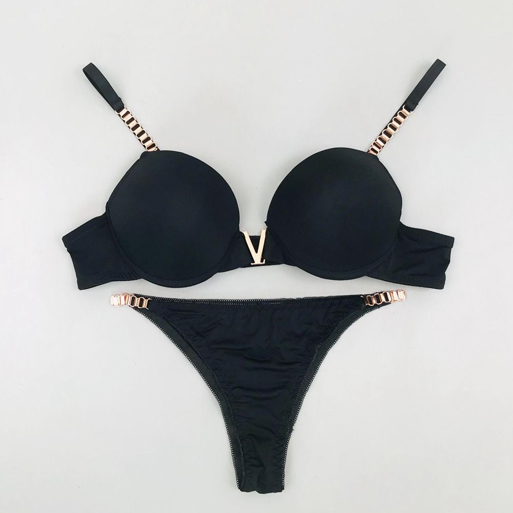 Conjunto de lencería sexy con sujetador metálico con escote en V y braguita de cadena de tiro bajo para mujer. Push-up, detalles de encaje, ajuste cómodo (46C-52C, negro/rojo/azul/nude/blanco)._voghion.com