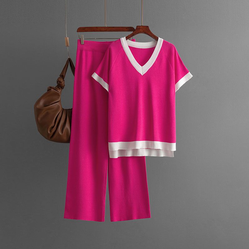 Abbigliamento da donna, semplice, alla moda, con scollo a V, maglione a maniche corte, pantaloni drappeggiati a vita alta e dimagrimento, set di due pezzi in maglia con colori a contrasto._voghion.com