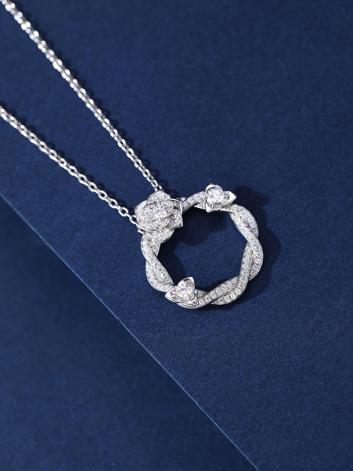 V Kimber Rose Necklace Lady Light Luxury Fashion High Grade Temperament Vine Camellia Clavicle Chain_voghion.com