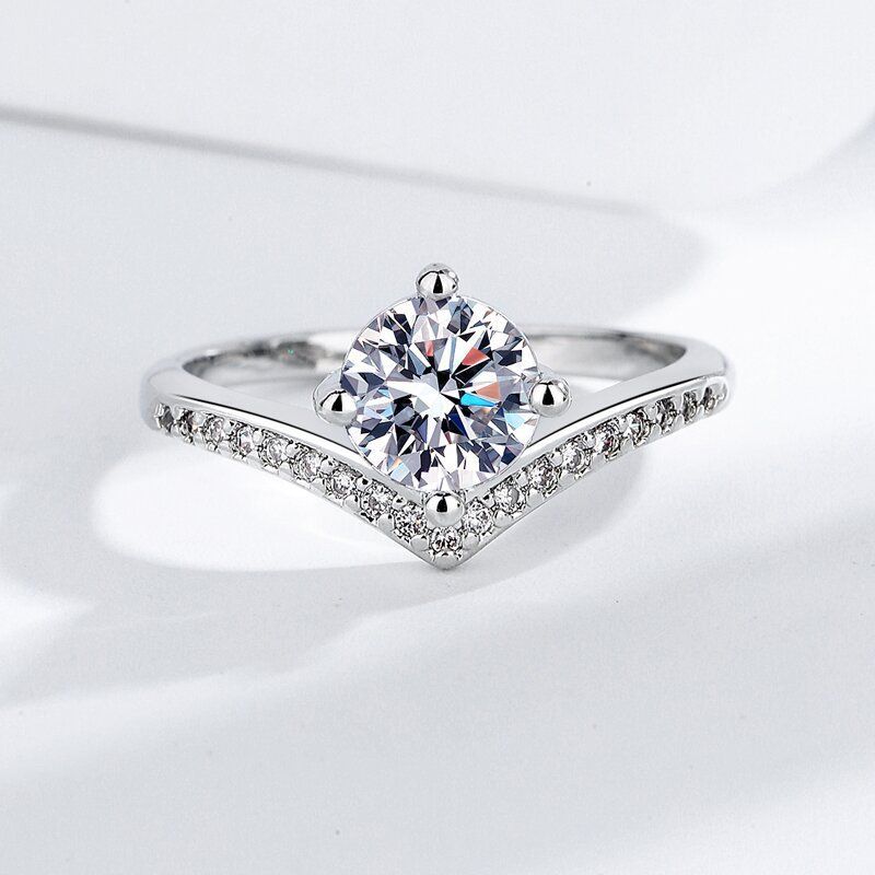 High Beauty Mosang Ring, Crown Princess Holding Flowers with No Fading Color, Unique and Exquisite Wedding Proposal_voghion.com