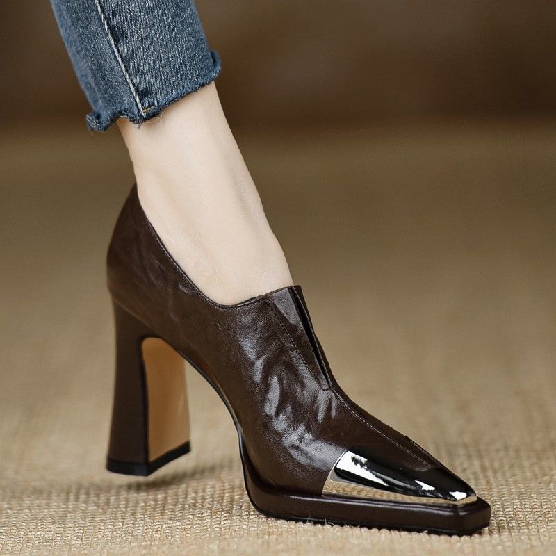 Eleganckie damskie czółenka w stylu brytyjskim z noskiem w szpic, metalowym akcentem i konstrukcją antykolizyjną – czarno-brązowe buty wizytowe na grubym obcasie_voghion.com