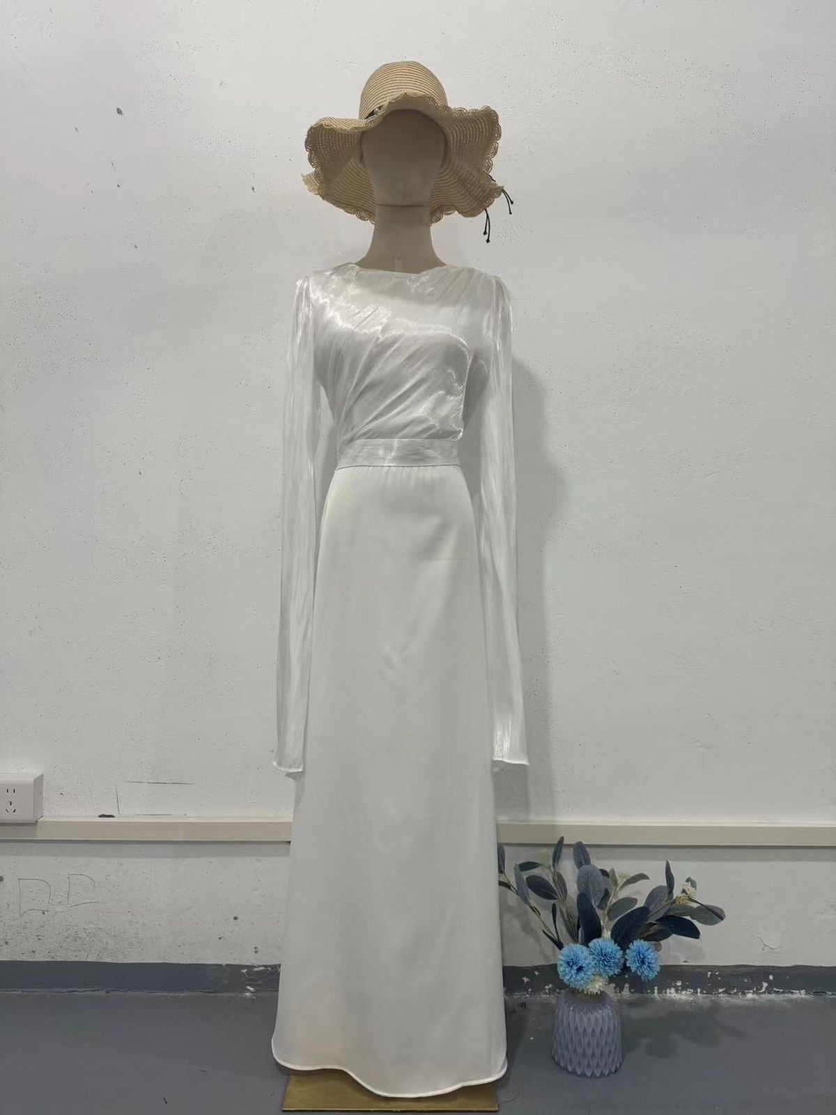 Şapkasız, Geniş Kollu ve Cam Elyaf Eklemeli Uzun İpek Saten Elbise_voghion.com