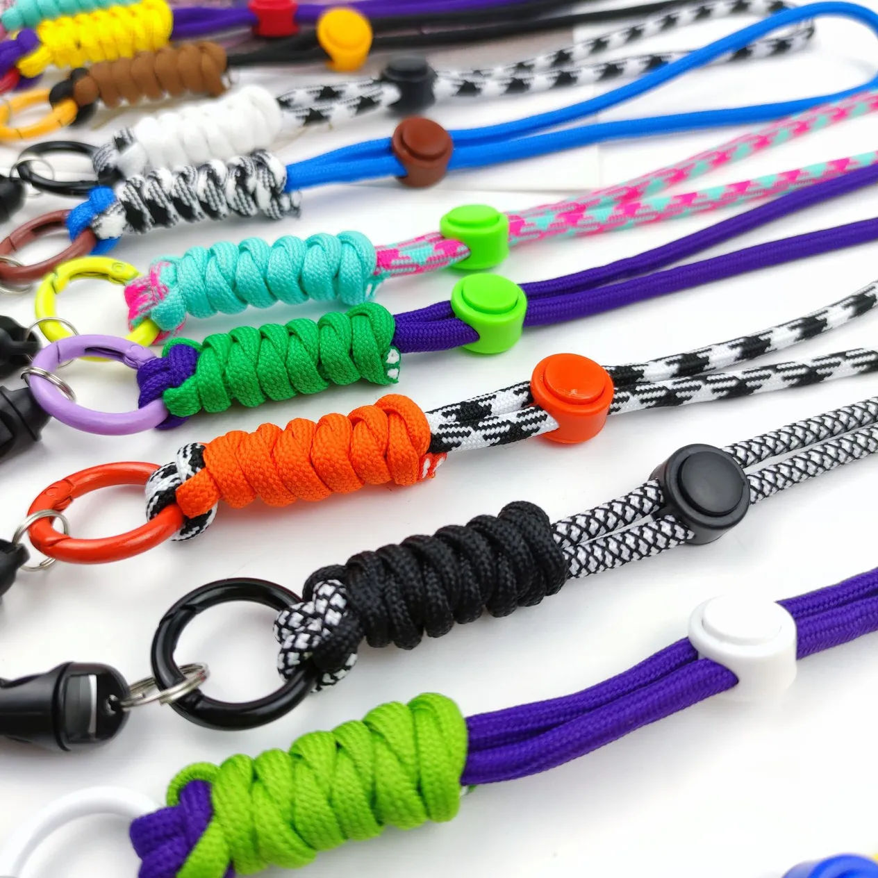 Īsa sporta krāsaina plaukstas virve pret pazaudēšanu rokās, mobilā tālruņa pakarināšanas virve, izvelkamais universāls metāla gredzens ar zibens sprādzi_voghion.com