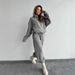 Completo da donna con felpa oversize con cappuccio e pantaloni jogger - Due pezzi streetwear foderati in pile, in grigio e cachi | Coulisse, comfort e stile urbano_voghion.com