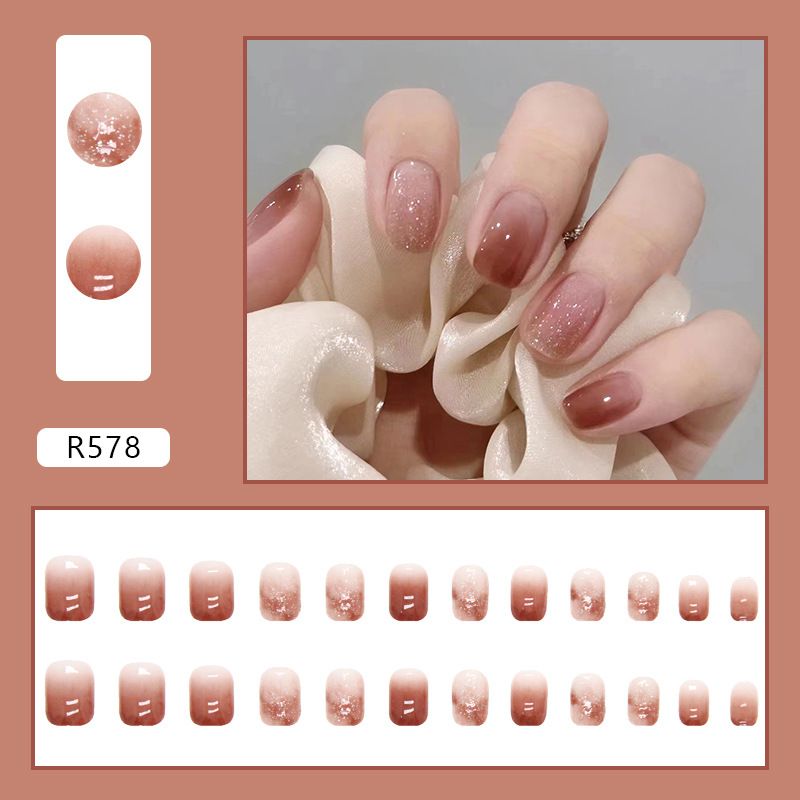 Kurzer Stil mit Rüstung und einfachen, springenden Farben, eistransparenter rotbrauner Nagelverstärkung, Farbverlauf-Aufhellung,_voghion.com