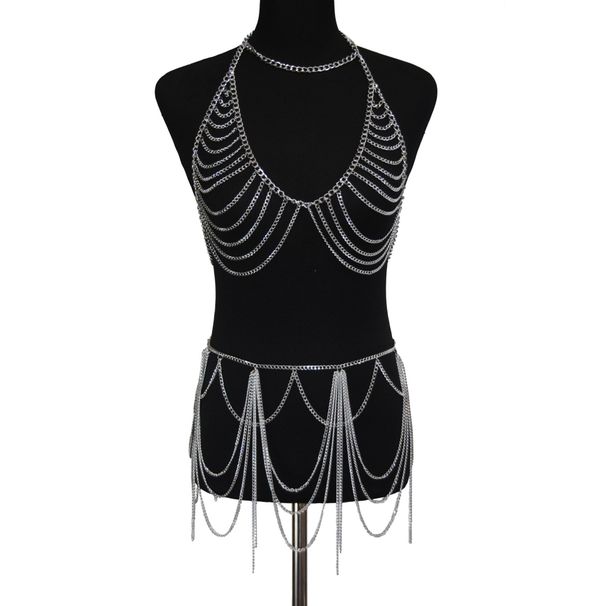 Wielowarstwowa biżuteria na łańcuszku - spersonalizowany metalowy element na klatkę piersiową do stylizacji ze spódnicą_voghion.com