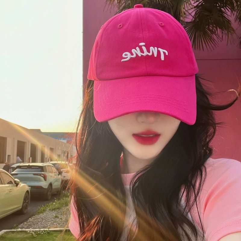 Boné de beisebol bordado pequeno, casual, versátil, rosa, vermelho e branco, com atmosfera coreana, 2025_voghion.com