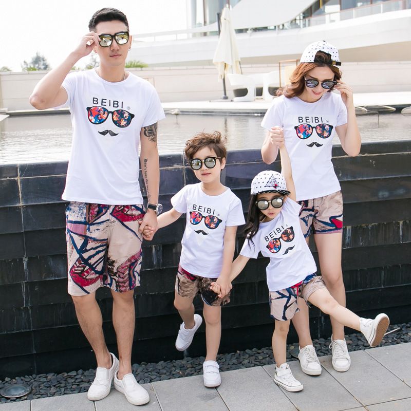 Mor og barn Nytt sommerantrekk for par til en familie på fire, foreldre-barn-familieantrekk, strandferie, reise, gruppeaktiviteter, motedress_voghion.com