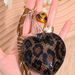 Portachiavi con cordino intrecciato a forma di cuore con stampa leopardata, versatile, alla moda, per borsa, auto, piccolo regalo._voghion.com