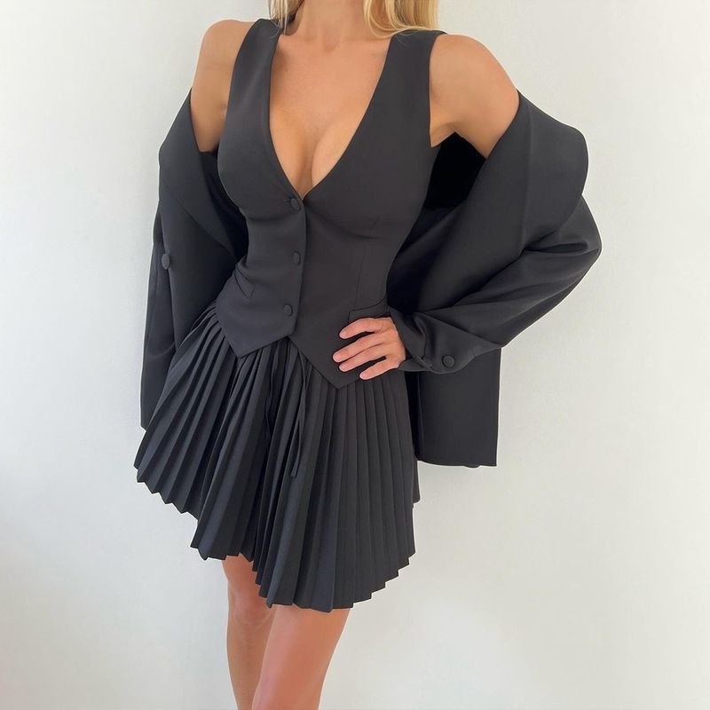 Abbigliamento da donna Completo due pezzi Top monopetto con scollo a V e minigonna plissettata_voghion.com