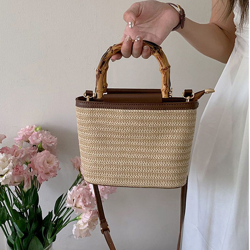Borsa piccola di alta qualità per l'estate 2024 da donna, nuova borsa a tracolla di nicchia, borsa a secchiello intrecciata in paglia, borsa a tracolla diagonale tenuta a mano_voghion.com