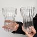 Tazza alta trasparente per infusione a freddo con nicchia per acqua in vetro a strisce verticali irregolari INS Coffee di alto valore_voghion.com