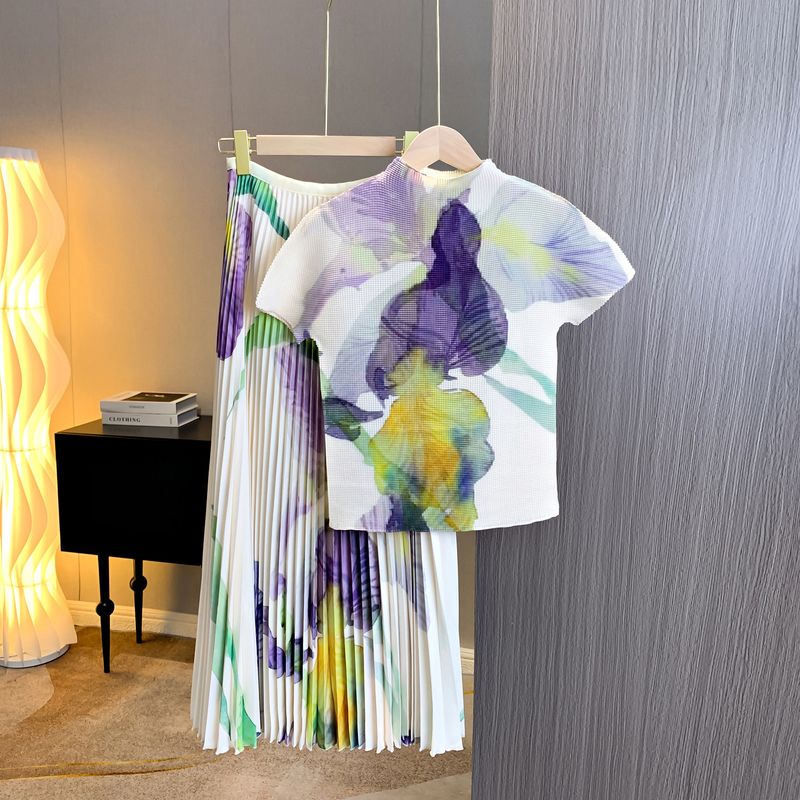 Damen eleganter schlanker T-Shirt-Pflanzenblumen-Faltenrock zweiteiliger Design-Nischenmode-Anzug_voghion.com