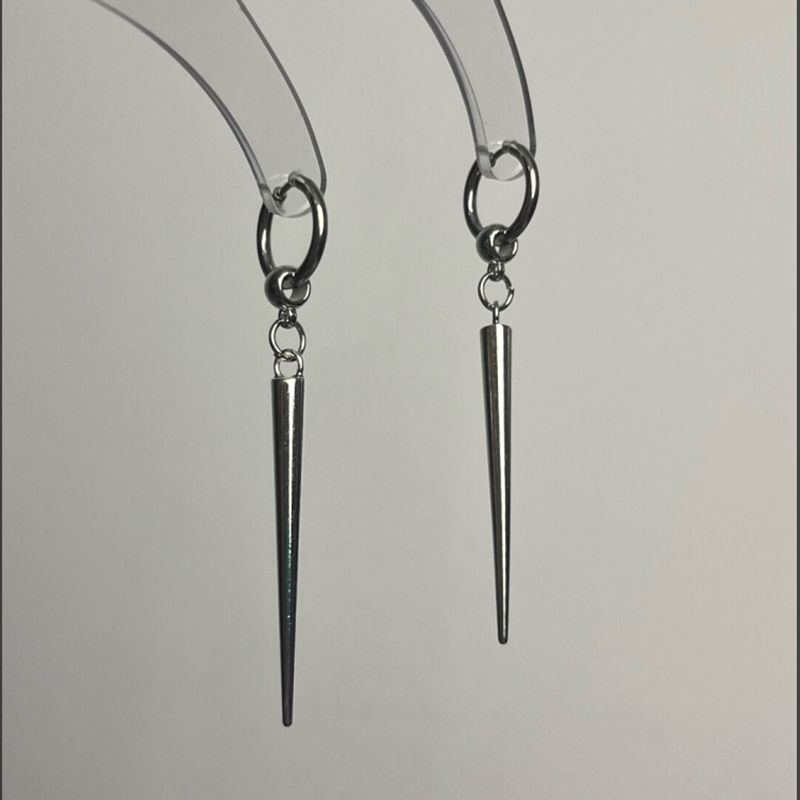 Orecchini a clip eleganti e sottili in metallo con punta a cono, stile minimalista, per donne senza fori alle orecchie._voghion.com