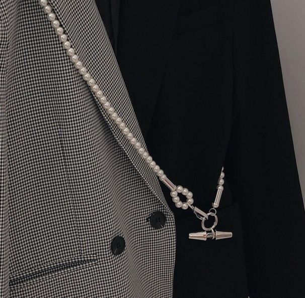 Madinga avangardinė suknelė, kūno ir juosmens grandinėlė, karoliai, perlų, aukso, sidabro, giroskopinis diržas, grandinėlė per petį, aksesuarai_voghion.com