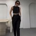 Completo due pezzi da donna INS composto da canotta senza maniche alla moda e pantaloni corti a vita alta_voghion.com