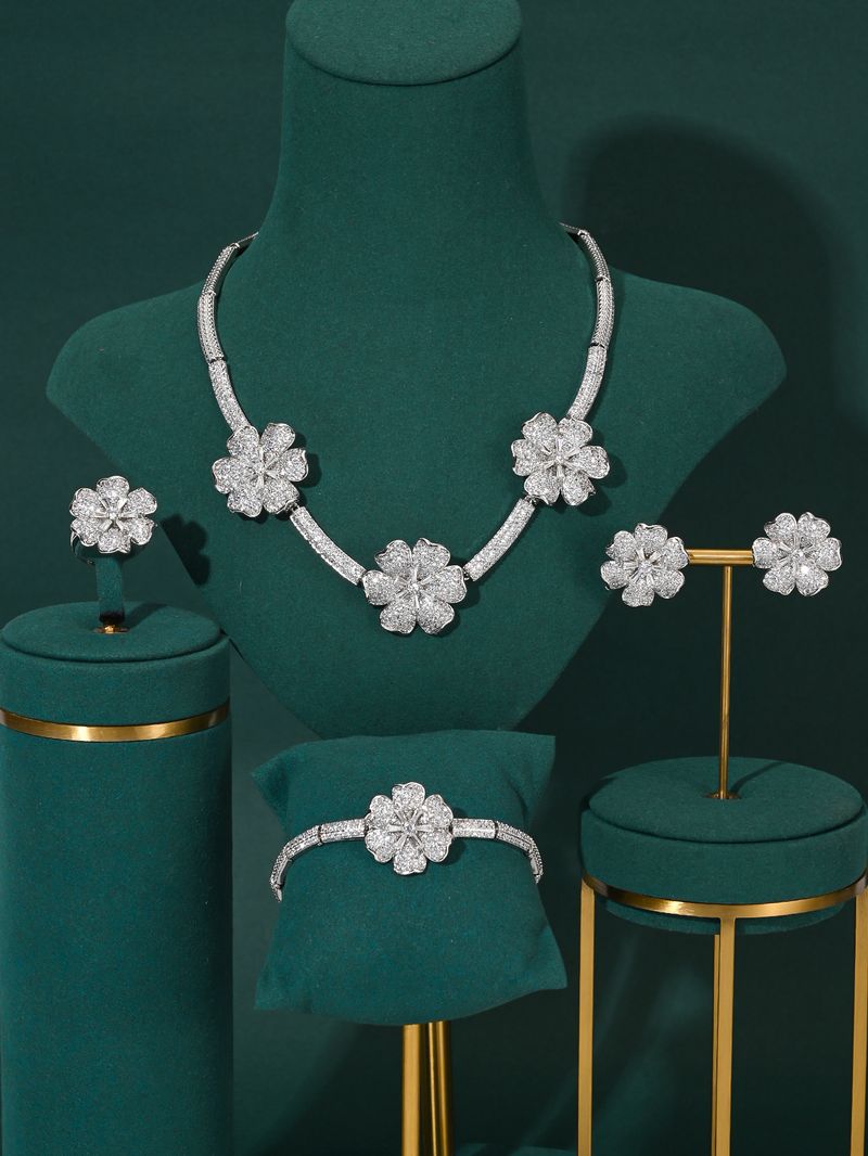 Ensemble de bijoux en cuivre avec incrustation de zircons en forme de fleur_voghion.com