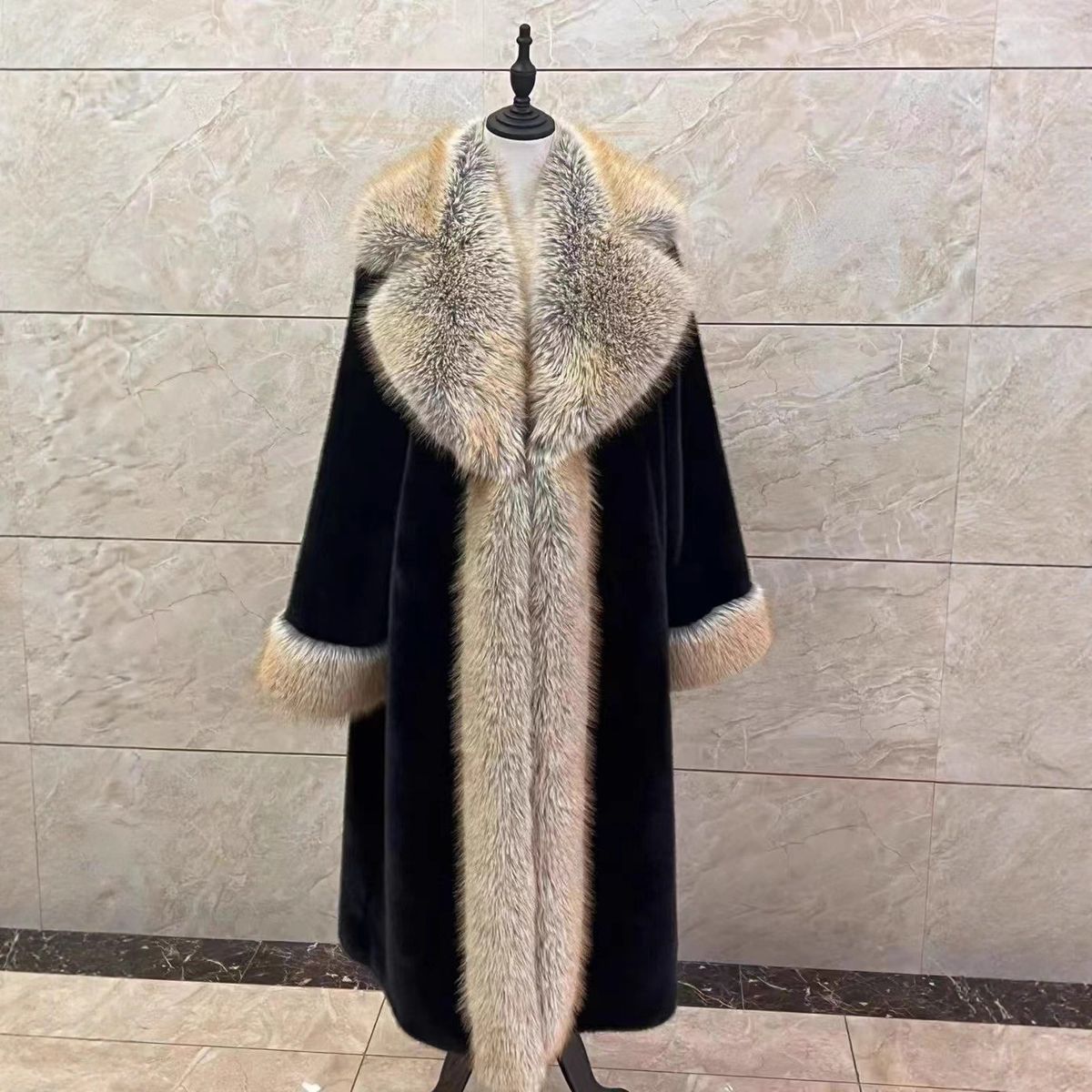 Luxuriöser Kunstpelzmantel mit übergroßem Kragen – Futter aus goldenem Samt (Weiß/Schwarz, Einheitsgröße)_voghion.com