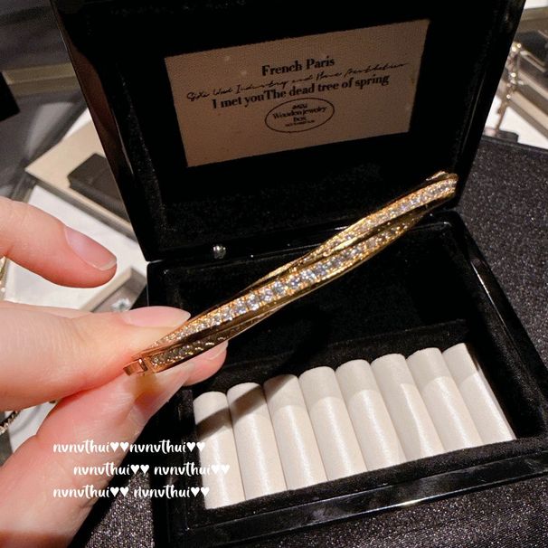 Bracciale vintage in madreperla italiana con zirconi e onda curva placcati oro Iris_voghion.com