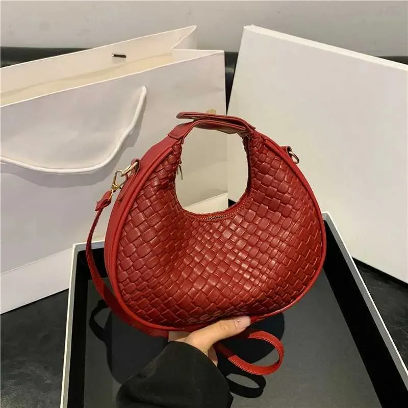 Womens Premium Shoulder New Fashion Niche Design Messenger Bag Simple Style Female Woven Hobo Ba241106_voghion.com