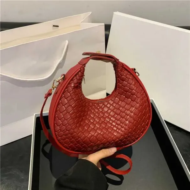 Womens Premium Shoulder New Fashion Niche Design Messenger Bag Simple Style Female Woven Hobo Ba241106_voghion.com
