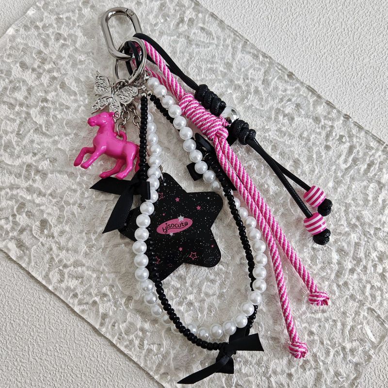 Colgante de bolso con un toque moderno, en negro y rosa, pulsera de perlas, cuerda tejida y llavero de estrella._voghion.com