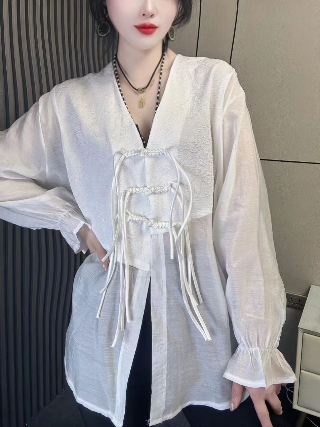 Traje Tang de primavera y verano con protección solar y cuello en V con encaje y hebilla retro._voghion.com