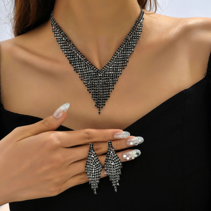 Sieradenset voor dames, modieuze kwast, zwarte kristallen steen, zilveren ketting en oorbellen, set van 2 stuks_voghion.com